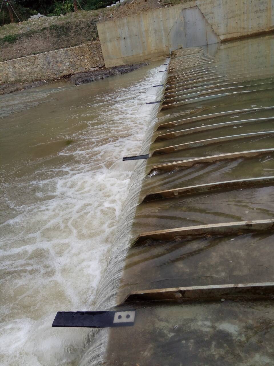 貴州龍里氣盾壩 高3.2米